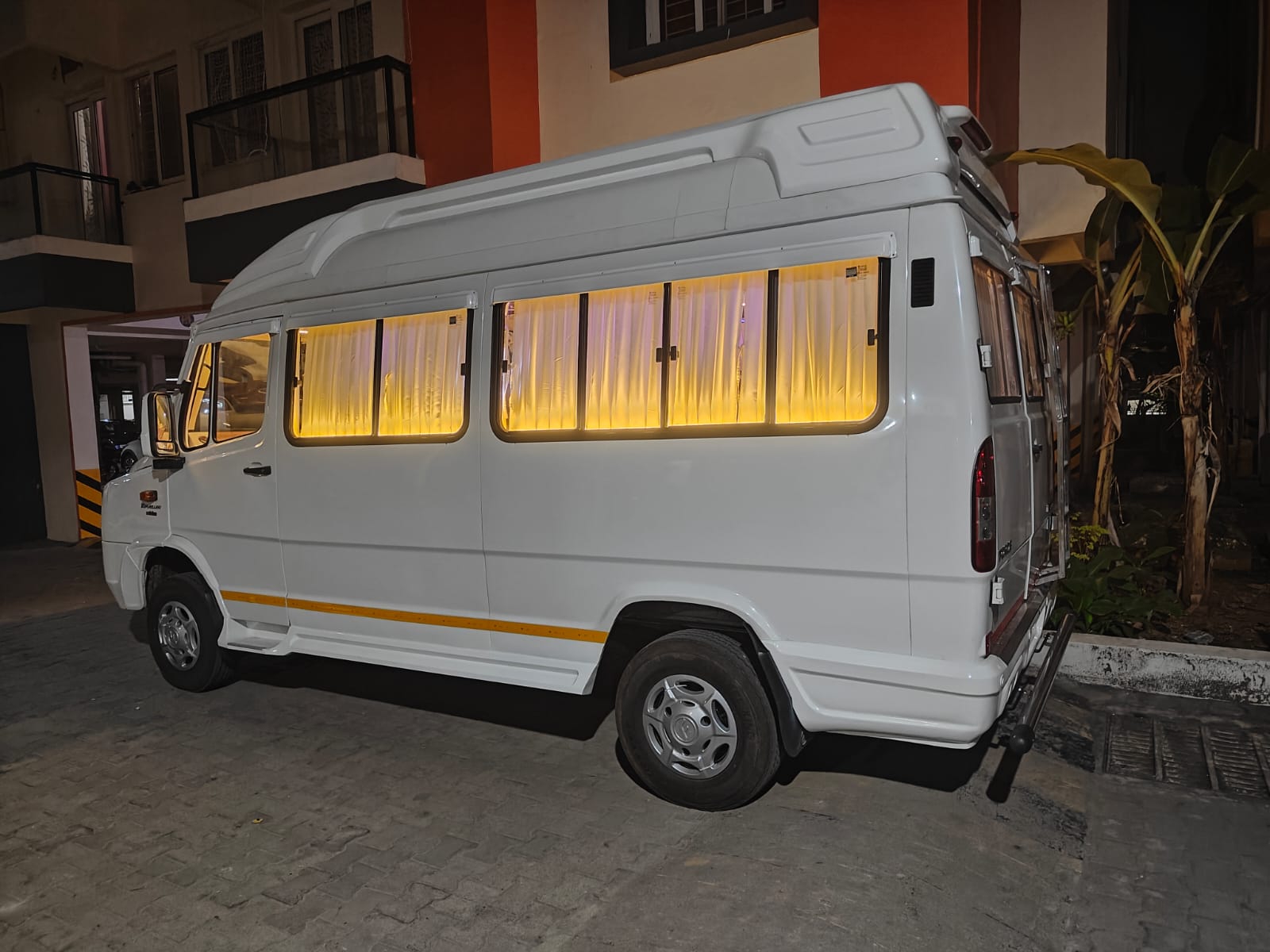 18 Seater AC Tempo Traveller New Vehicle
